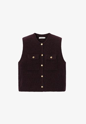 Gilet sans manches en tricot de couleur bordeaux foncé avec une texture côtelée, doté d'un col rond, de boutons dorés et de deux poches plaquées à l'avant.