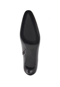 Chaussure à talon haut noire avec un bout pointu et une semelle texturée. Présente une surface lisse en simili cuir et une petite découpe à l'avant.
