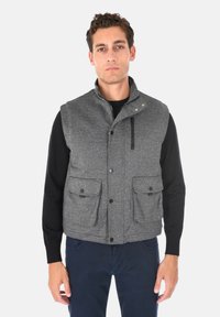 Gilet grigio texture realizzato in misto lana, con colletto alto, chiusure a scatto, due tasche anteriori e una tasca orizzontale con zip.