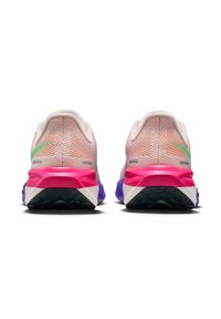 Para różowych i fioletowych butów sportowych z zielonymi akcentami, widocznych od tyłu na białym tle.