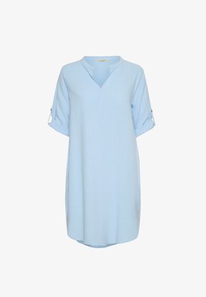 Svetlo modra obleka iz mehkega materiala, ki ima V-izrez, zavihane rokave z gumbom in sproščen kroj. Gladka, ne teksturirana površina.