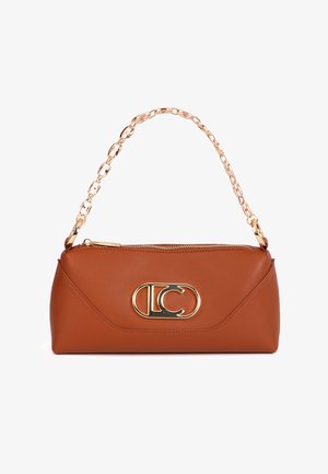 Hnedá kožená kabelka s retiazkovým popruhom, zapínaním na zips a zlatým logom v strede. Hladká textúra a štruktúrovaný tvar.