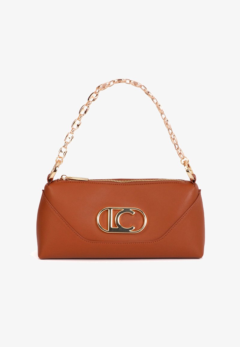 Sac à main en cuir marron avec une bandoulière chaîne, fermeture éclair et un logo en métal doré au centre. Texture lisse et forme structurée.