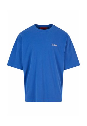 Blaues Baumwoll-T-Shirt mit lockerer Passform, kurzen Ärmeln und einem kleinen rosa Logo auf der linken Brust. Keine Muster oder zusätzlichen Akzente.