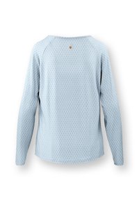Lichtblauwe lange mouwen shirt met een textuurpatroon van kleine diamanten, afgeronde zoom en een klein rond etiket aan de achterkant van de halslijn.