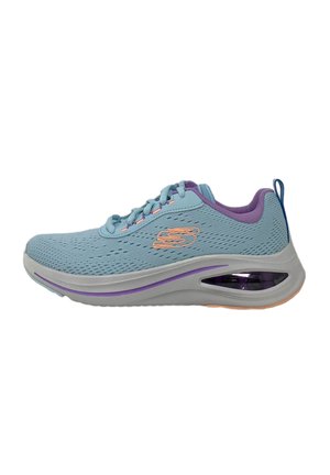 Scarpa da ginnastica azzurra chiara con rivestimento viola, logo arancione, tomaia in rete e suola ammortizzata con scomparto d'aria visibile.