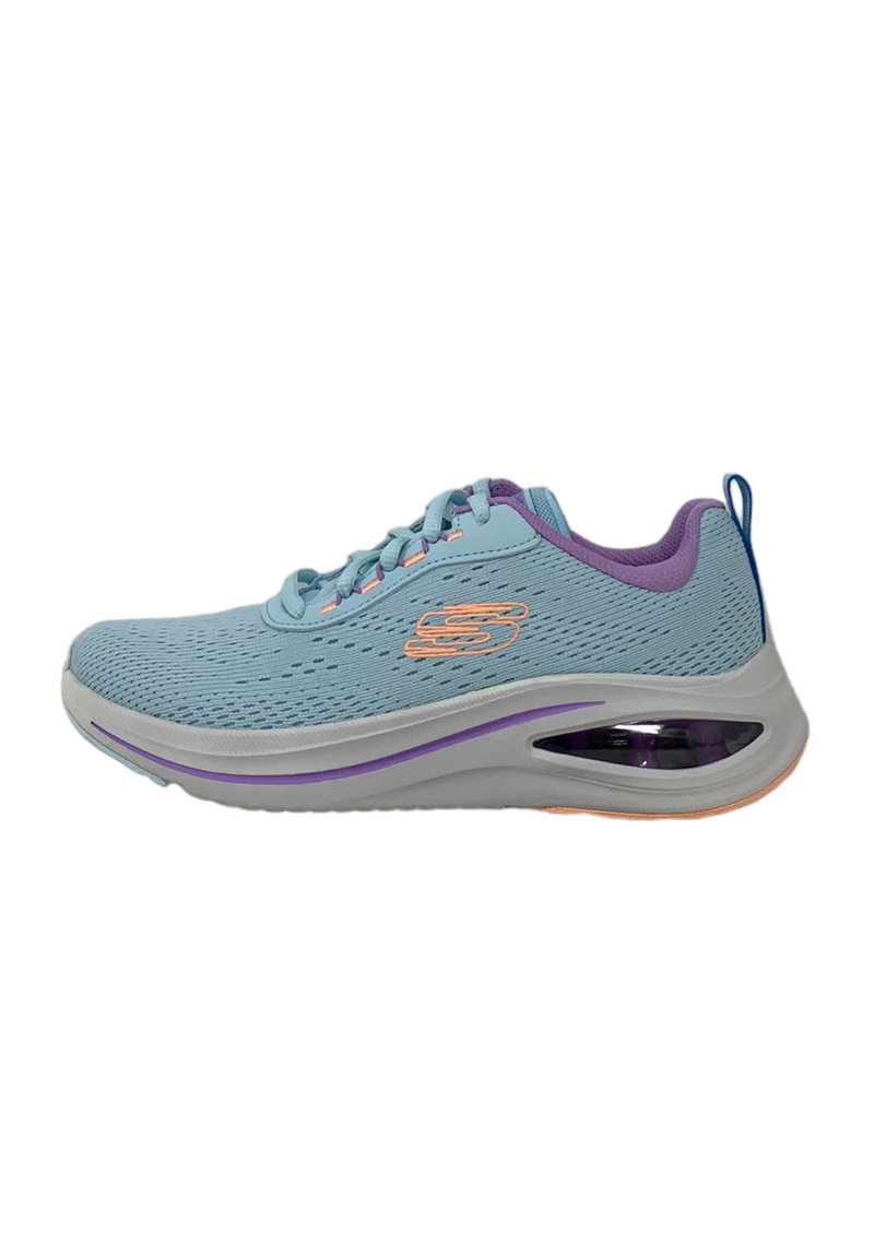 Scarpa da ginnastica azzurra chiara con rivestimento viola, logo arancione, tomaia in rete e suola ammortizzata con scomparto d'aria visibile.