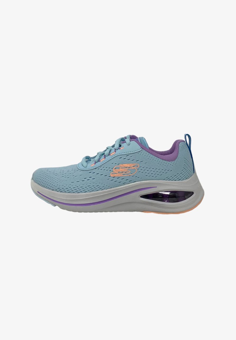 Zapatilla deportiva azul claro con forro morado, logo naranja, parte superior de malla y suela acolchada con bolsa de aire visible.