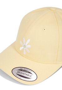 Gul basebollkeps med justerbart band, med en vit broderad prästkrage-design på frampanelen och en slät yta.
