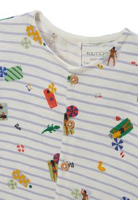 T-shirt en coton à manches courtes avec des rayures bleu clair et blanches. Il possède des imprimés colorés sur le thème de la plage, des boutons en bois et un design à col rond.