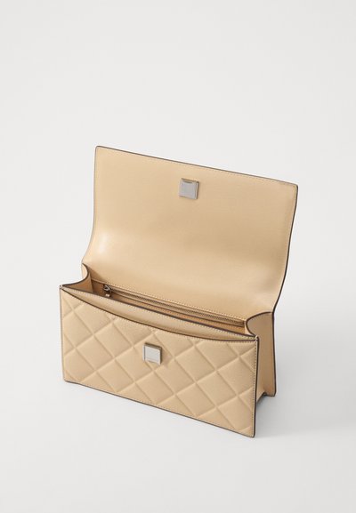 Beige Leder-Handtasche mit gestepptem Muster, offenem Oberteil, Reißverschlussfach und einem kleinen quadratischen metallischen Akzent. Glatte Innenauskleidung.