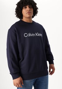 Calvin Klein HERO LOGO COMFORT - Mikina - night sky