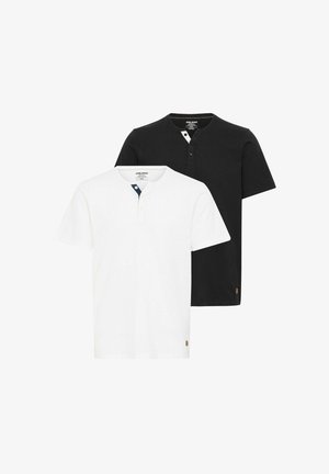 Due magliette henley a maniche corte, in nero e bianco. Materiale in cotone; la maglietta bianca presenta un dettaglio in blu sui bottoni, mentre quella nera ha una patta con bottoni.