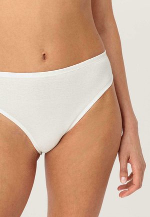 Witte katoenen bikini slipjes met een gladde textuur, hoge uitsnijding aan de benen en een zachte tailleband, weergegeven tegen een neutrale achtergrond.