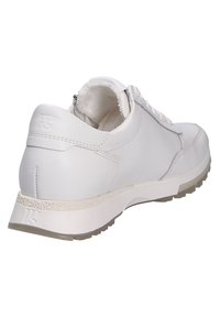 Weiße Ledersneaker mit strukturiertem Design, gepolstertem Knöchelbereich und Gummisohle. Bemerkenswerte Akzente sind die gestickten Details und ein Logo auf der Ferse.