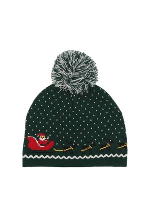 Groene gebreide beanie met een witte donzige pompon, met een rode kerstman in een arrenslede en zwarte rendieren tegen een gestippeld patroon.