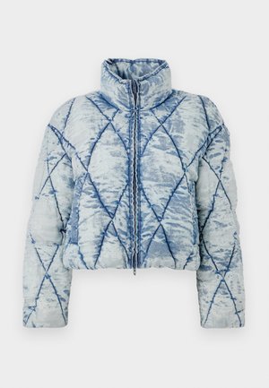 Veste rembourrée matelassée bleu clair avec un motif en losange, col montant, manches longues et fermeture éclair centrale.