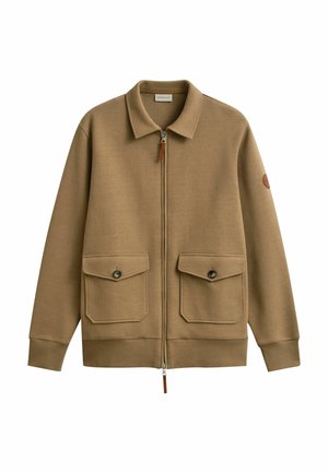 Braune Jacke mit Reißverschluss, Kragen und zwei aufgesetzten Taschen mit Knöpfen vorne, mit gerippten Bündchen und Saum, auf weißem Hintergrund dargestellt.