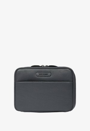 Sac en cuir noir avec une finition texturée, forme rectangulaire, fermeture à double fermeture éclair et une poche avant pour rangement supplémentaire.