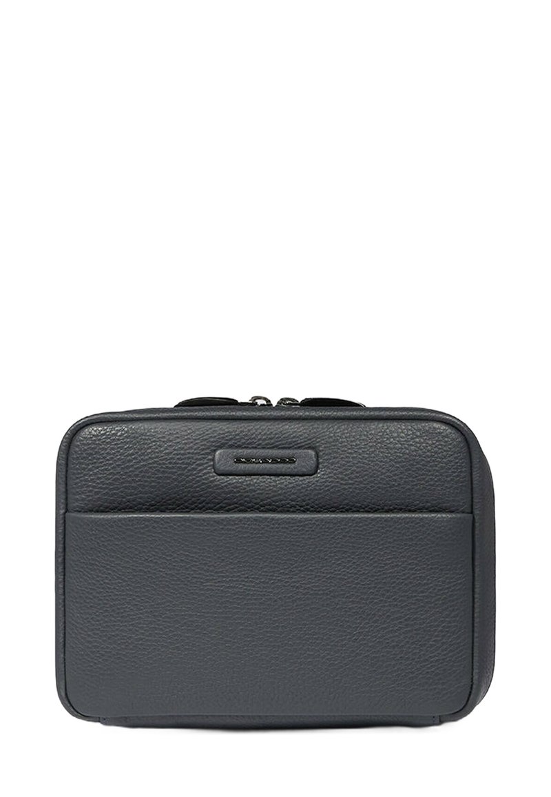 Zwarte leren tas met een gestructureerde afwerking, rechthoekige vorm, dubbele ritssluiting en een voorvak voor extra opbergruimte.