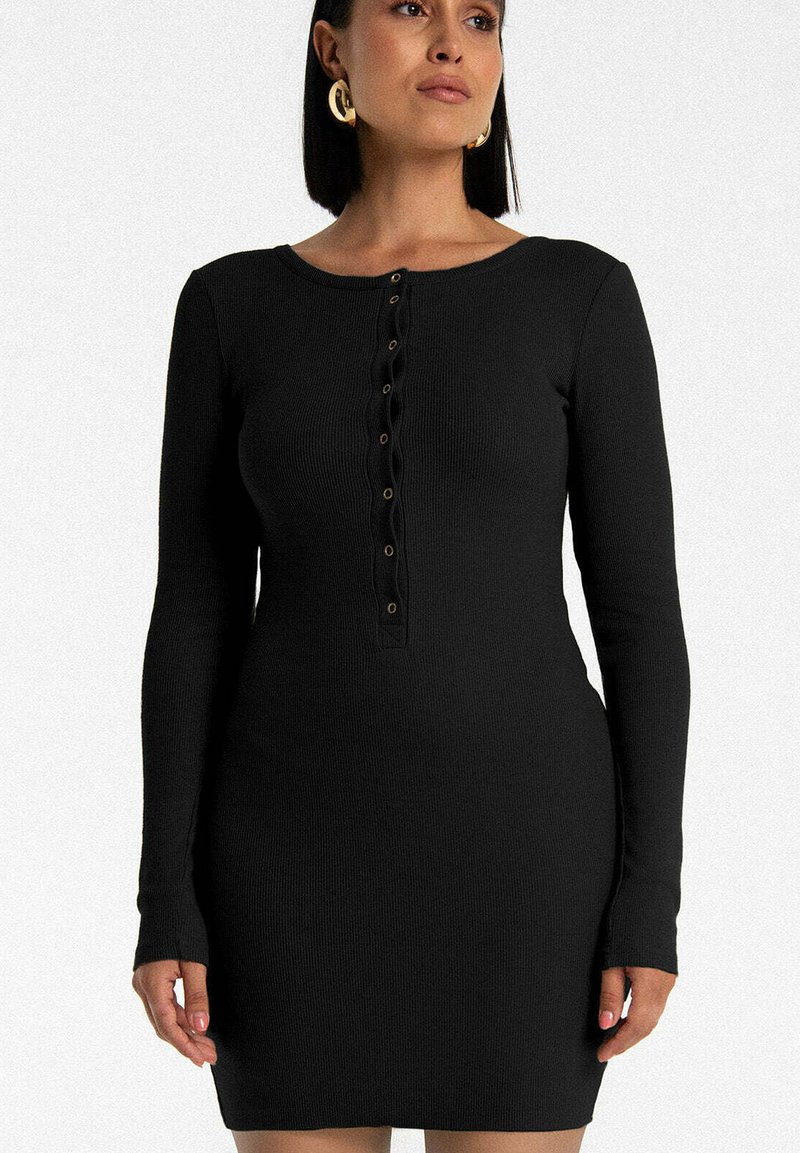 Czarna, prążkowana sukienka z długim rękawem i okrągłym dekoltem, z rzędem siedmiu guzików w złotym odcieniu z przodu oraz dopasowanym krojem.