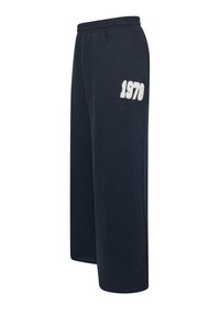 Mörkblå sweatpants med elastisk midja och vit "1978" tryckt på övre låret, bred benövning.
