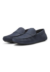 Mocasines de cuero azul marino con acabado texturizado, punta redondeada suave y detalles de costura en tono. Plantilla acolchada y suela de goma.