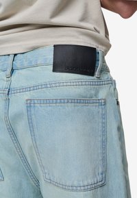 Pegador BARROW - Ohlapne kavbojke - sand washed blue