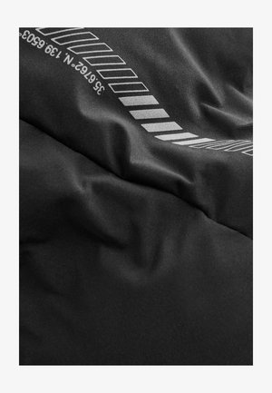 Crni materijal s glatkom teksturom, s bijelim grafičkim linijama i brojevima, koji stvara slojeviti dizajn s različitim debljinama linija.