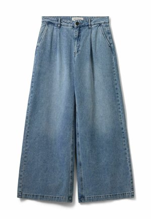 Jeans denim azzurri chiari a gamba larga con pieghe anteriori, tasche laterali, chiusura con bottone e zip e un'etichetta sul cinturino.