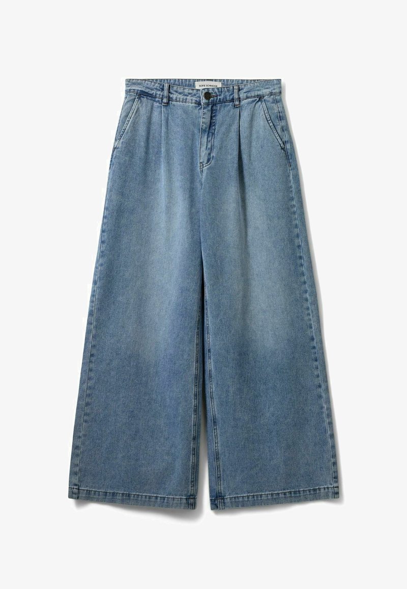 Jean en denim bleu clair à jambes larges, avec plis à l’avant, poches latérales, fermeture bouton et zip, et une étiquette sur la ceinture.