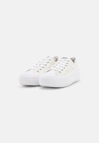 Vita canvas sneakers med ett texturerat blommönster, platta vita gummisulor och sex metallöglor för snören. Rundad tådesign.