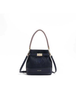 Sac seau bleu marine avec motif texturé, fermeture à glissière dorée, poignée supérieure rayée, bandoulière réglable, et logo River Island embossé sur le devant.