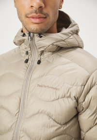 Peak Performance HELIUM HOOD - Chaqueta de plumas - avid beige