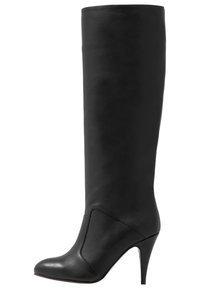 Černé kožené vysoké boty po kolena s špičatou špičkou a jehlovým podpatkem. Hladký povrch, minimální designové akcenty a těsný svršek.