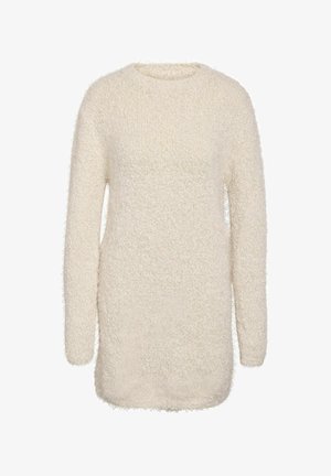 Suéter de punto suave, de manga larga y color crema, con cuello redondo, exhibido sobre un fondo blanco.