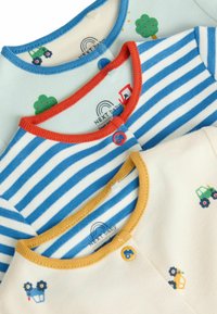 Tre body per neonati: azzurro chiaro con grafiche verdi, a righe blu e bianche, e colore crema con rifiniture gialle e disegni di trattori.