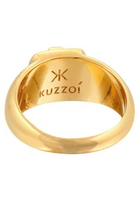 Guldring med en slät, polerad yta. Har en ingraverad logotyp och varumärke "KUZZOI" inuti ringen. Enkel, rundad design.