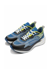 Buty sportowe z siateczkową cholewką w odcieniach niebieskiego, wzbogacone czarnymi i limonkowymi detalami, białymi sznurówkami oraz amortyzującą podeszwą.