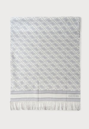Weißer und grauer Schal mit wiederholtem Logo-Muster, fransigen Kanten und einem "GUESS" Markenlabel an einem Ende.