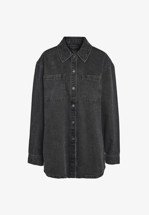 Chemise en denim noir avec col, deux poches avant et fermeture à boutons ; présente des manches longues et une coupe décontractée. Texture épaisse.