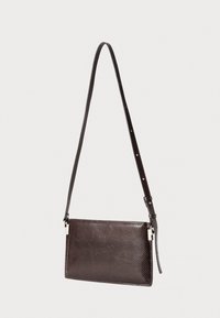 Borsa a tracolla in pelle textured marrone scuro con tracolla regolabile e dettagli in metallo argento su uno sfondo neutro.
