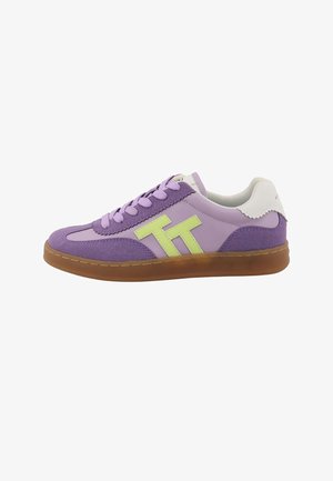 Fioletowy sneaker z teksturowaną cholewką, kontrastującym zielonym logo, białymi akcentami i brązową gumową podeszwą. Charakteryzuje się zaokrąglonym noskiem i wiązaniem na sznurowadła.