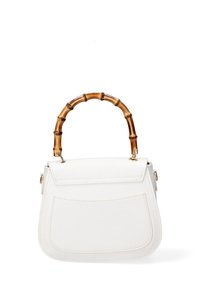Borsa a mano in pelle bianca con design strutturato, manico in bambù e cuciture a contrasto. Presenta una chiusura a soffietto magnetica e dettagli in hardware dorato.