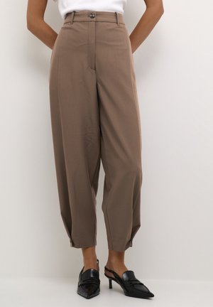 Brune tapered bukser med høj talje, der har en front knaplukning og manchetter. Stoffet ser glat ud med en skræddersyet pasform.