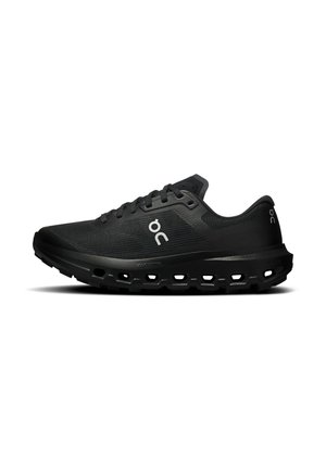 Chaussure de course athlétique noire avec semelle coussinée présentant des trous hexagonaux et logo blanc "oc" sur le côté et la collerette du talon.