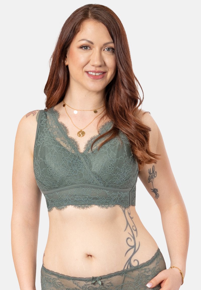 Grüner Spitzen-Bra mit welligem Rand, V-Ausschnitt und verstellbaren Trägern. Weicher Stoff und florales Musterdetail.