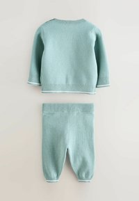 Weicher türkisfarbener Strickbabyanzug mit langärmligem Pullover und passenden Hosen, ausgestattet mit gerippten Bündchen und weißen Akzentdetails.