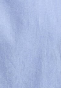 Υφασμα σε ανοιχτό γαλάζιο με υφή και διακριτικό σχέδιο ύφανσης, λεία επιφάνεια και απαλό εμφάνιση.