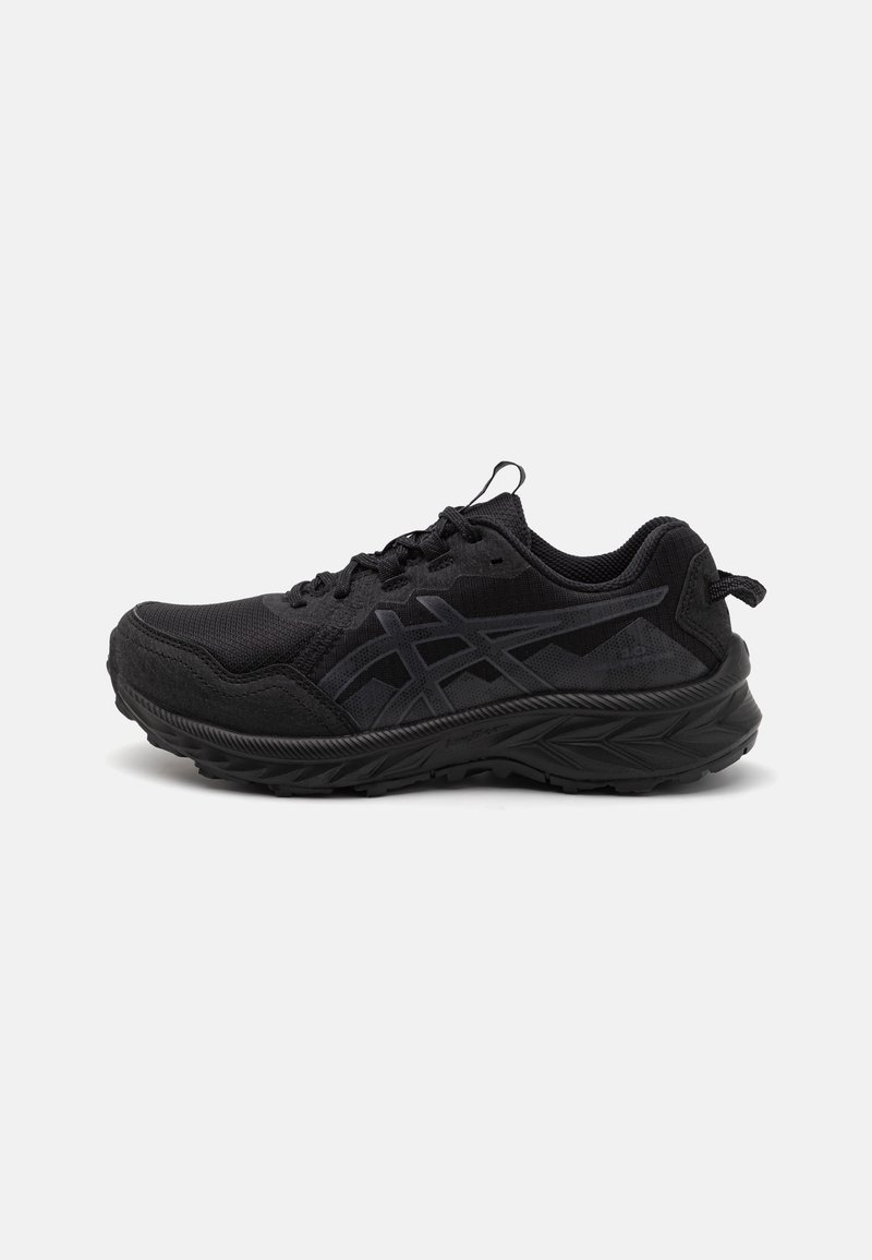 Baskets de sport noires avec semelle texturée, dessus en mesh, fermeture à lacets à l'avant et marquage discret à motif sur le côté.